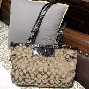 COACH purse! Classic style. Beautiful design.